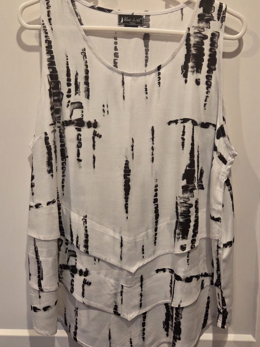 Sleeveless Tiered Cold-Shoulder Tank Top in White/Black